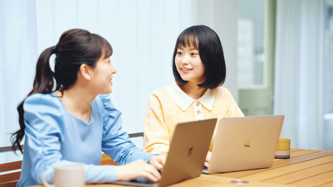 学生2人がPCを用いて学んでいる様子