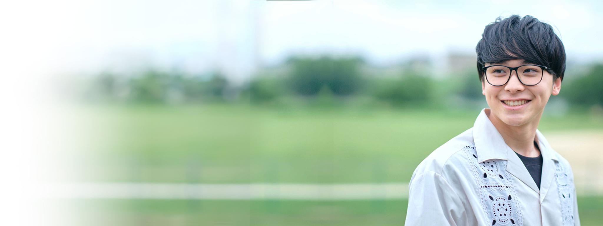 メガネをかけた男性が話している様子